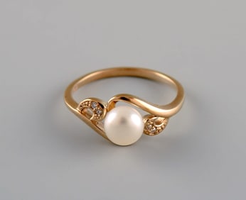 Danish jeweler. Vintage ring in 8 carat gold adorned with cultured pearl and clear semi-precious