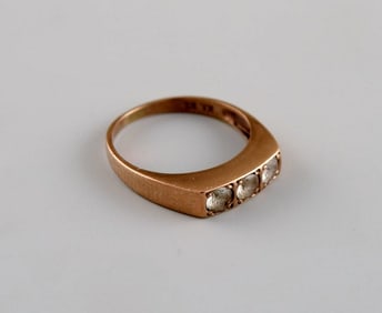 Scandinavian goldsmith. Vintage ring in 8 carat gold adorned with three semi-precious stones. Mid