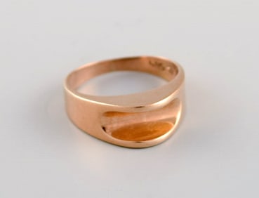 Scandinavian goldsmith. Modernist ring in 14 carat gold. Mid-20th century.