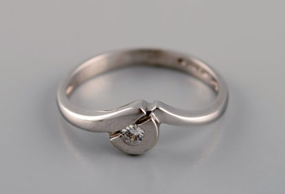 Margit E. Collection, Denmark. Ring in 9 carat white gold adorned with cubic zirconia. 21st Century.