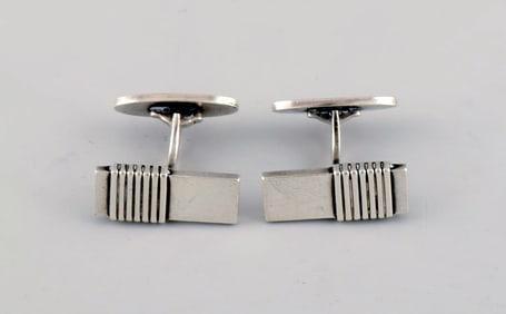 Harald Nielsen for Georg Jensen. A pair of modernist cufflinks in sterling silver. Mid-20th century.
