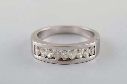 Diamond ring of 14 carat white gold with 9 oval diamonds.