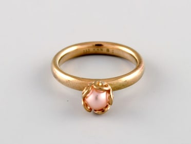 Scandinavian jeweler. Vintage ring in 8 carat gold adorned with cultured pearl. Mid-20th century.