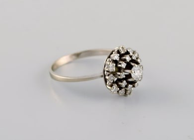 Swedish jeweler. Ring in 18 carat white gold adorned with a brilliant and 22 diamonds. Late 20th