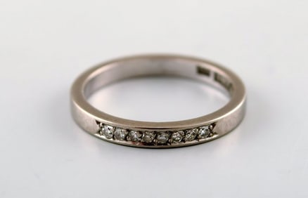 Swedish modernist alliance ring in 18 carat white gold with diamonds. Dated 1988.