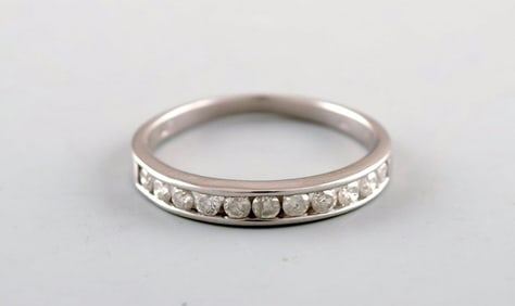 Classic alliance ring in 10 carat white gold with numerous diamonds.