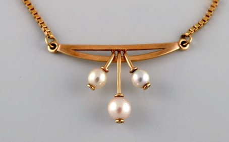 Scandinavian jeweler. Modernist necklace in 14 carat gold. Pendant with cultured pearls. Mid-20th