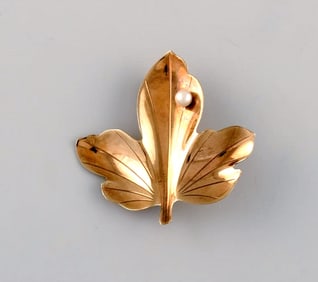Scandinavian jeweler. Leaf-shaped brooch in 14 carat gold adorned with cultured pearl. Mid-20th