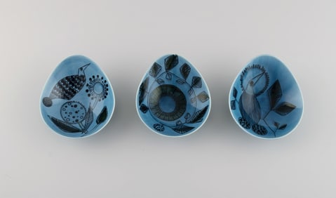 Stig Lindberg for Rörstrand. Three rare bowls in glazed ceramics with hand-painted flowers and