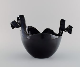 Claydies for Kähler. Primadonna bowl in black glazed ceramic modeled with curly handles. 21st