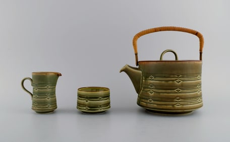 Jens H. Quistgaard (1919-2008) for Bing & Grøndahl. Rune teapot with wicker handle, sugar bowl