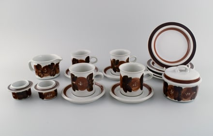 Ulla Procope (1921-1968) for Arabia. Thyme coffee service in hand-painted stoneware for four people.