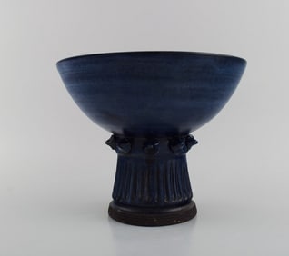 Irma Yourstone (1911-1988), Sweden. Bowl on foot in glazed stoneware. Beautiful glaze in deep blue