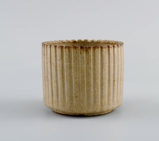 Arne Bang (1901-1983), Denmark. Bowl / vase in glazed ceramics. Fluted body and beautiful glaze in