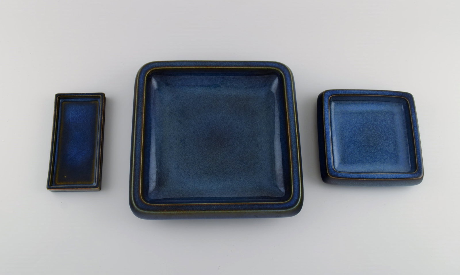 Sven Jonson (1919-1989) Gustavsberg. Three Lagun dishes in glazed stoneware. Beautiful glaze in: Sven Jonson (1919-1989) Gustavsberg. Three Lagun dishes in glazed stoneware. Beautiful glaze in shades of blue. 1970s. Largest measures: 25 x 25 x 5 cm. In excellent condition. Stamped. Reserve: $210.