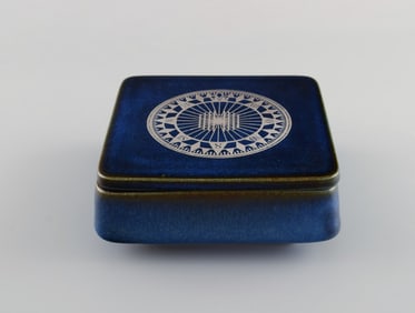 Sven Jonson (1919-1989) Gustavsberg. Lagun lidded box in glazed stoneware with silver inlay in the