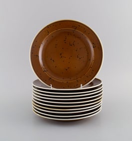 Stig Lindberg for Gustavsberg. 11 Coq lunch plates in glazed stoneware. Beautiful glaze in brown