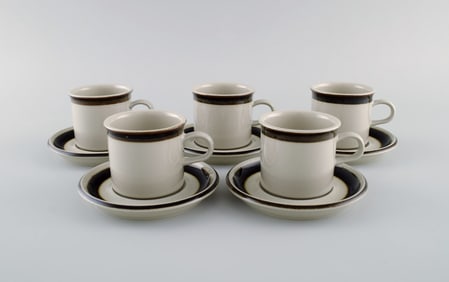 Anja Jaatinen-Winqvist for Arabia. Five Karelia coffee cups with saucers in glazed stoneware. 1970s.