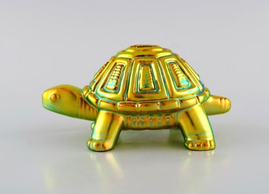Judit Nádor (1934-2016) for Zsolnay. Turtle in glazed ceramics. Beautiful eosin glaze. 1970s.