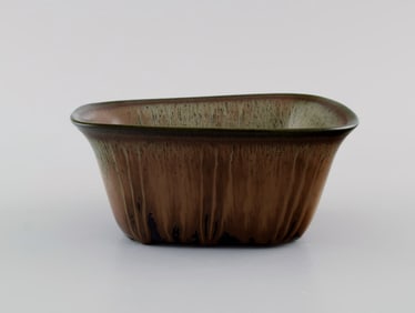 Gunnar Nylund (1904-1997) for Rörstrand. Bowl in glazed ceramics. Beautiful glaze in earth