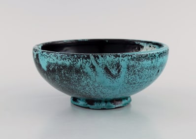 Svend Hammershøi for Kähler, Denmark. Bowl in glazed stoneware. Beautiful black-green