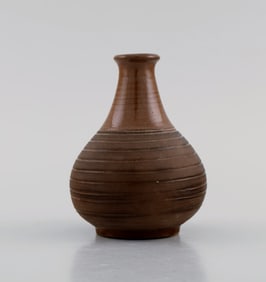 European studio ceramicist. Vase in glazed ceramics with grooved body. Beautiful glaze in brown