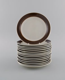 Hertha Bengtson (1917-1993) for Rörstrand. 15 Koka plates in glazed stoneware. 1960s.
