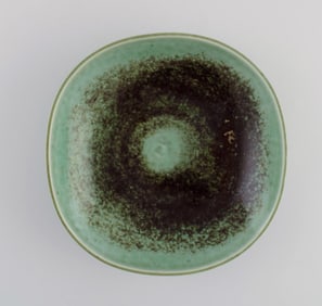 Berndt Friberg (1899-1981) for Gustavsberg Studiohand. Bowl on foot in glazed ceramics. Beautiful
