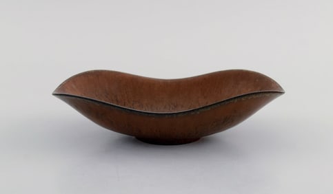 Gunnar Nylund for Rörstrand. Bowl in glazed ceramics. Beautiful glaze in brown shades. Mid-20th