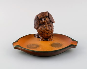 Ipsen's, Denmark. Bowl in hand-painted glazed ceramics modeled with Pekingese. 1920s / 30s. Model