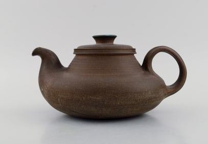 Nils Kähler (1906-1979) for Kähler. Ceramic teapot with blue glazed lid knob. 1960s.