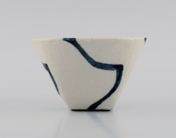Danish studio ceramicist. Unique bowl in glazed stoneware. Late 20th century.