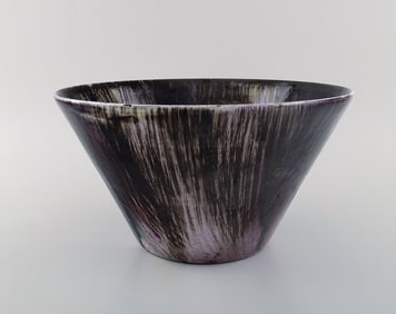Mari Simmulson (1911-2000) for Upsala-Ekeby. Large bowl in hand-painted glazed stoneware. Mid-20th