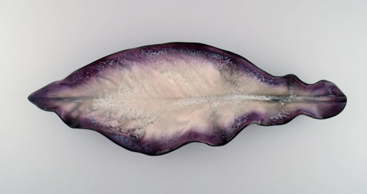 Pol Chambost (1906-1983), France. Colossal bowl in glazed stoneware shaped like a leaf. Beautiful