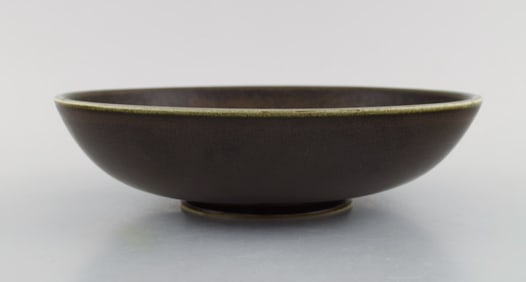 Round Rörstrand bowl in glazed ceramics. Beautiful glaze in brown shades. Mid-20th century.