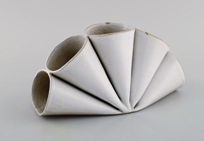 Lisa Hilland, Swedish ceramicist. Sculptural unique vase in glazed stoneware. 21st Century.