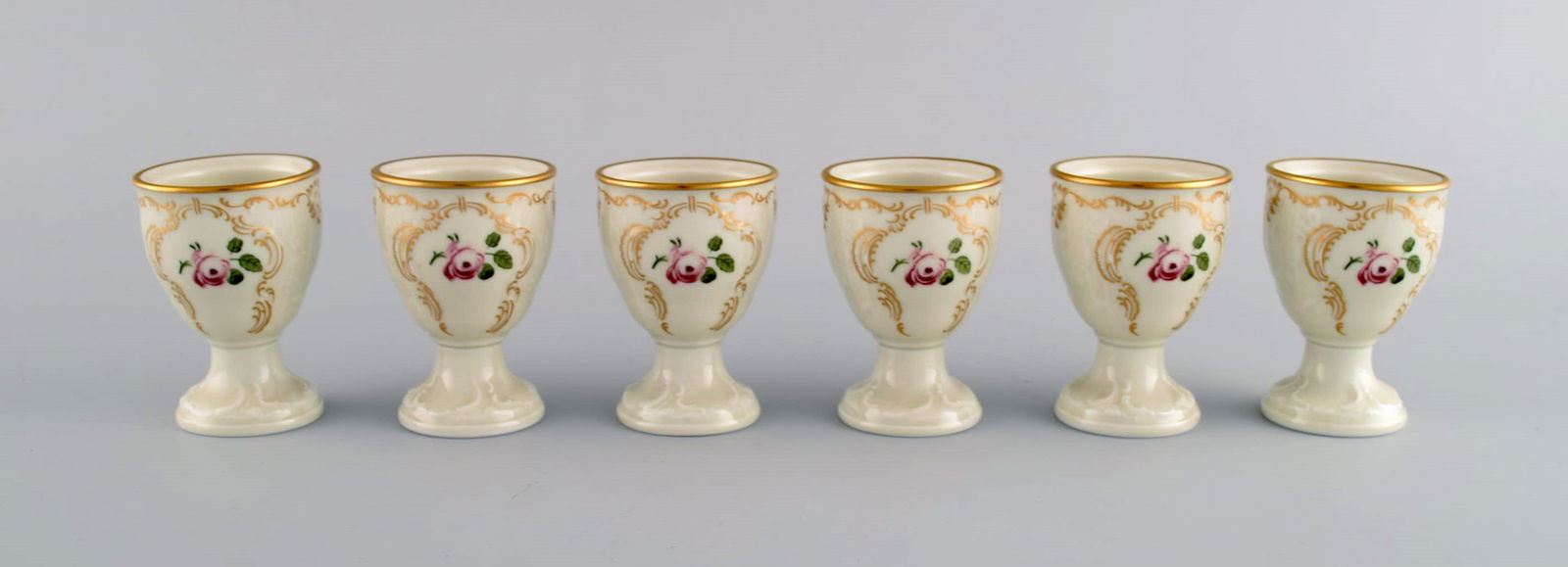 Six Rosenthal Classic Rose egg cups in hand-painted porcelain with flowers and gold decoration.: Six Rosenthal Classic Rose egg cups in hand-painted porcelain with flowers and gold decoration. Mid-20th century. Measures: 7 x 5 cm. In excellent condition. Stamped. Reserve: $140.00 Shipping: Domest