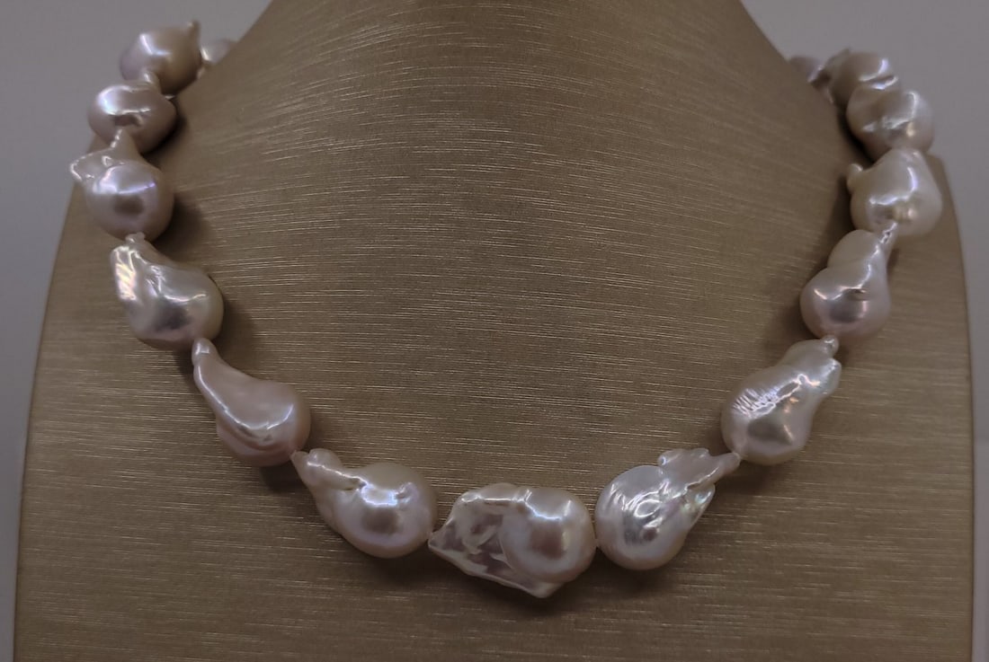 Necklace 13x16mm Baroque Edison Freshwater pearls: Title: Necklace 13x16mm Baroque Edison Freshwater pearls Description: This necklace will stand out for its radiant glow ! Most freshwater pearls are nucleated by tissue, but Edison cultured pearls are