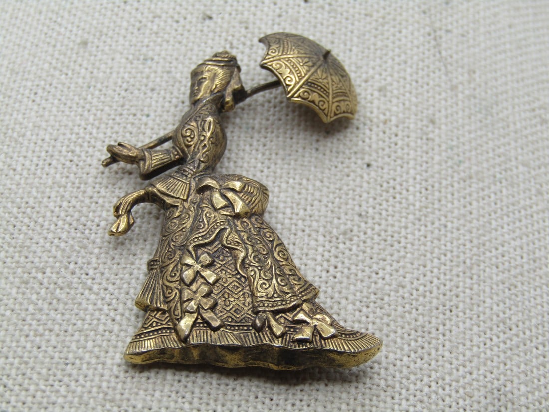 Vintage Woman with Parasol l Brooch, Damascene, Spain, 1940's-1950's