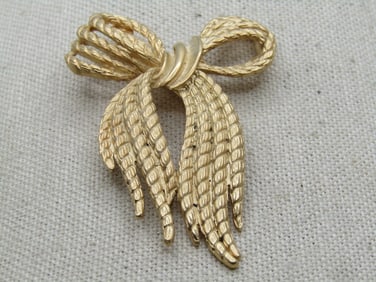 Vintage Bow Brooch with Flowing Trails.  1960's