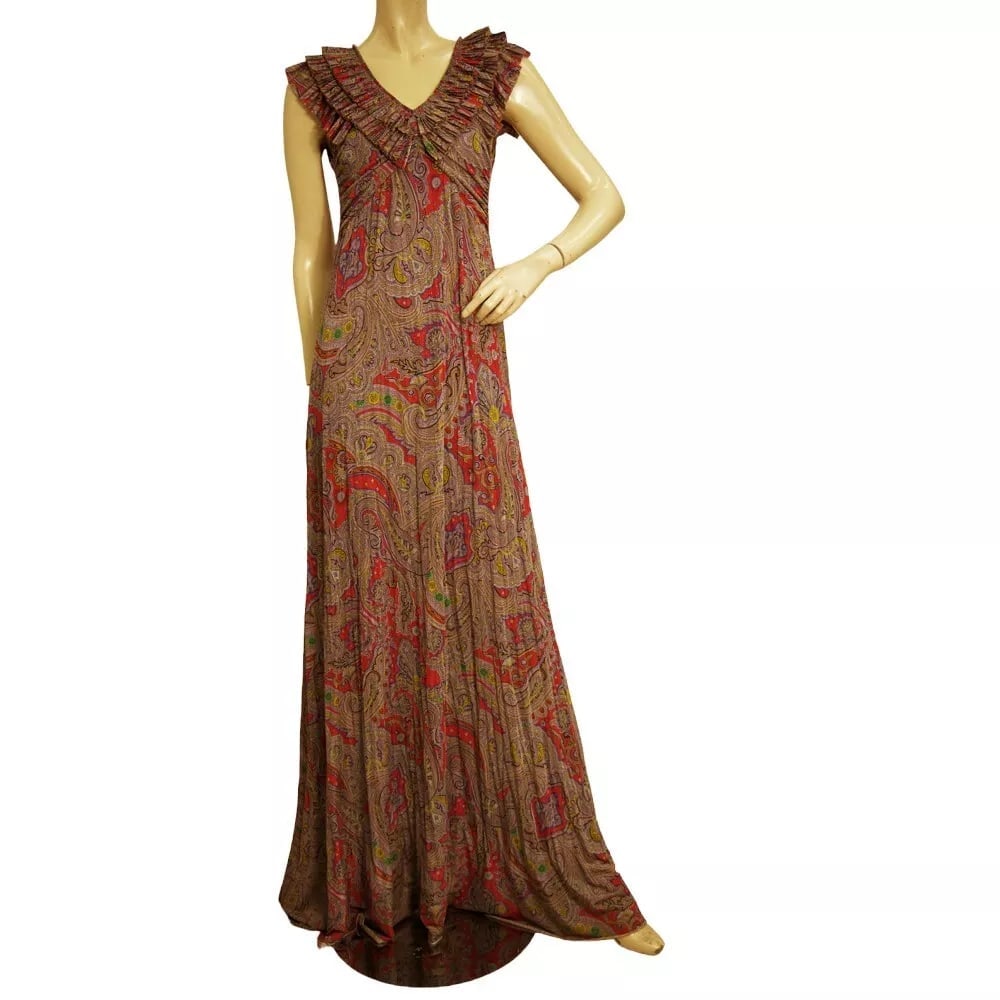 ETRO Purple Red Paisley Print Sleeveless Ruffled Neckline Maxi Long Dress 40: ETRO Purple Red Paisley Print Sleeveless Ruffled Neckline Maxi Long Dress 40 This magnificent dress by ETRO has the perfect out of the ordinary and extremely impressive style!! It is a maxi length sle