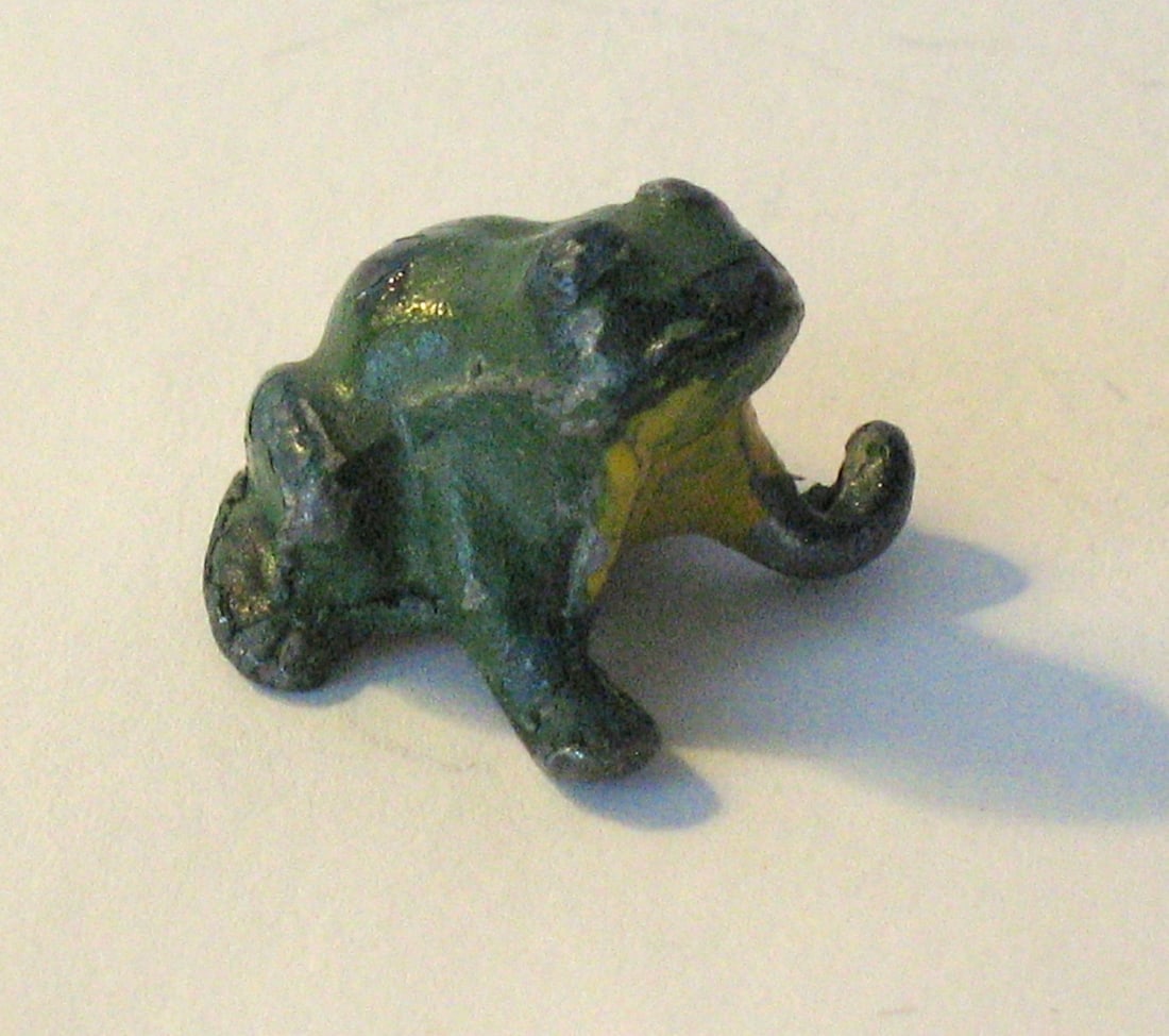 Antique MINIATURE cast metal frog paper weight. (1 of 4)