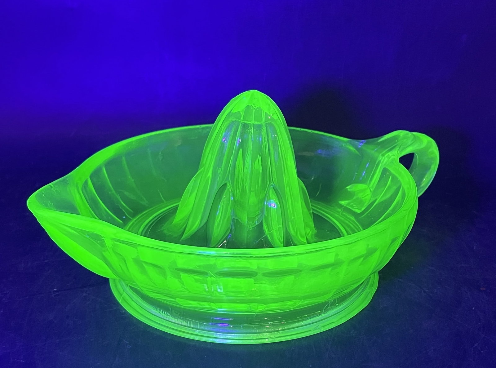 Vintage Vaseline Uranium Glass Citrus Juicer Reamer Depression Era GLOWS (1 of 8)