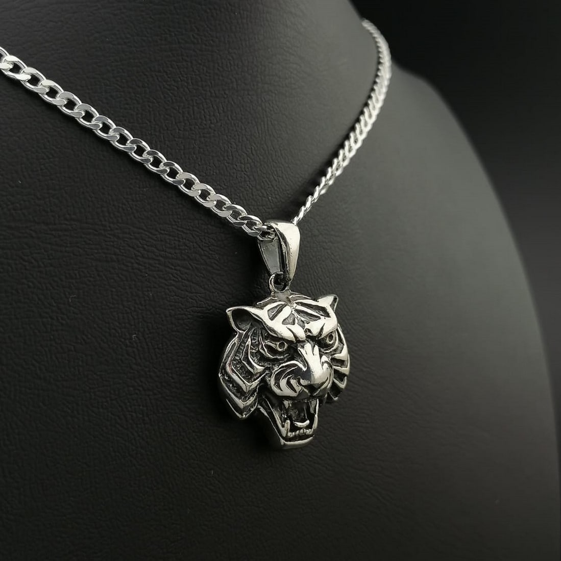 925 Silver Chain with Tiger Pendant: Title: 925 Silver Chain with Tiger Pendant Description: 925 Silver Chain with Tiger Pendant -Total Weight:23.5g -Size: Chain Size: 23.62 in(60cm). Pendant Size:0.90x1.29 in (23x33mm) (Bail included). 