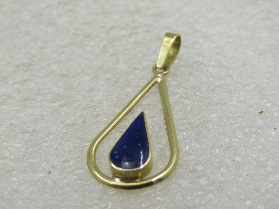18kt Teardrop Lapis Lazuli Pendant. Swing Bail. Appx. 1.62 grams. 1-3/8": Vintage 18kt Teardrop Lapis Lazuli Pendant. Swing Bail. Appx. 1.62 grams. 1-3/8" long and slightly over 1/2" wide. The stone is teardrop shaped also and is apx. 1.2" tall and 1/4" wide at the widest p