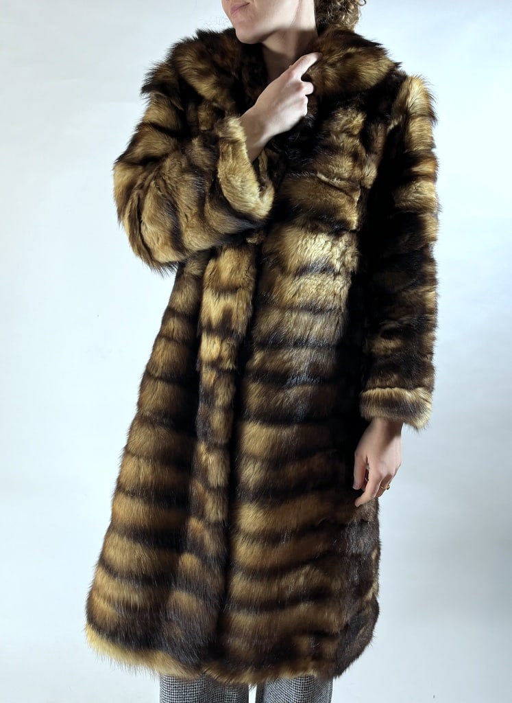 GERMAN SABLE FUR COAT EU: XL ;US: 20: Title: GERMAN SABLE FUR COAT EU: XL ;US: 20 Dimensions: Aproximate size- EU: XL; US: 20 : Important details: Length: 110cm/43.31in -Shoulders width:52cm/20.47in -Sleeve Length:62cm/24.41in -Bust size 