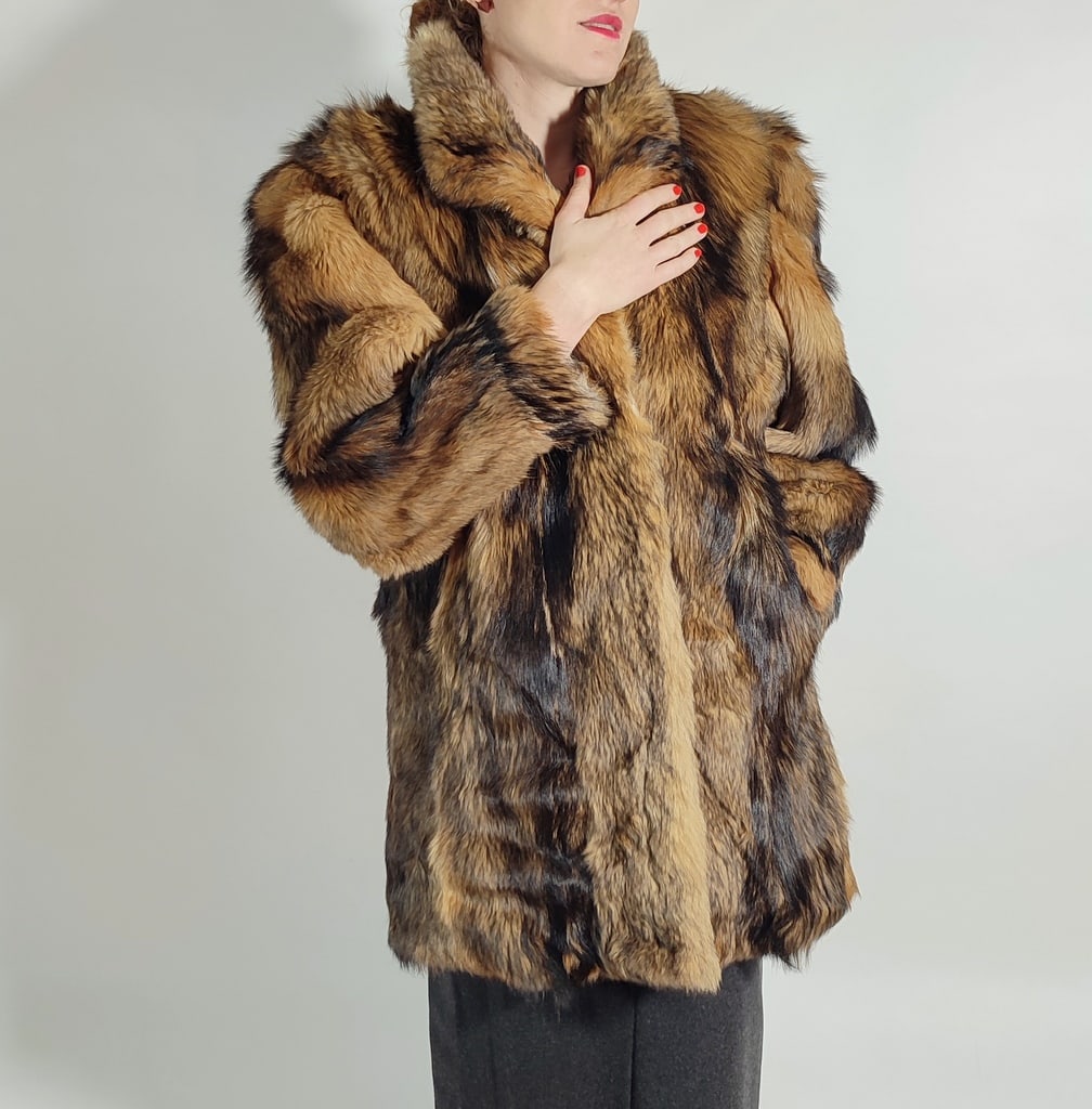 COYOTE FUR COAT EU: L; US: 16: Title: COYOTE FUR COAT EU: L; US: 16 Dimensions: Aproximate size- EU: L; US: 16 : Important details: Length: 90cm/35.43in -Shoulders width:50cm/19.69in -Sleeve Length:60cm/23.62in -Bust size ( pit to 