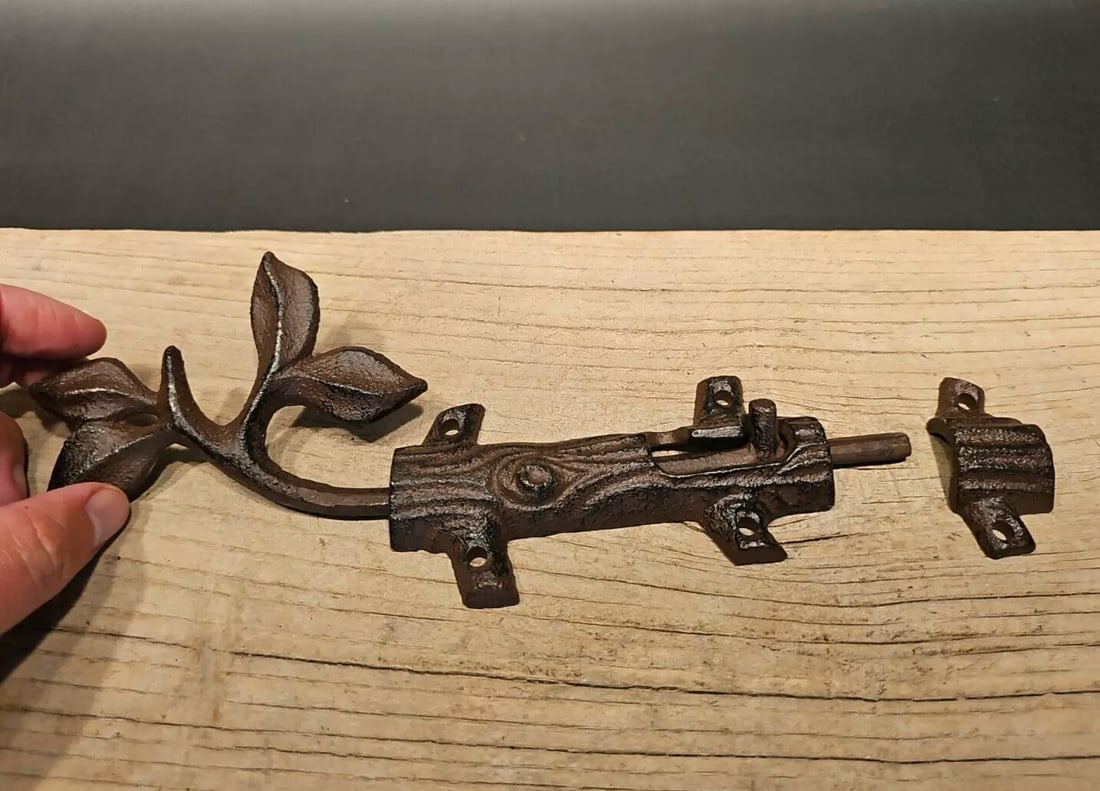 Cast Iron Leaf Slide Lock Latch (1 of 7)