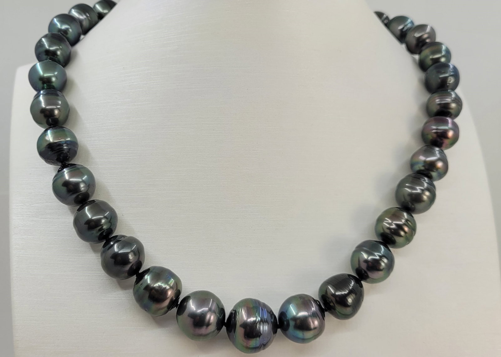 Necklace Big Size - ALGT Certified 10.8x14.6mm Peacock Green Tahitian Pearls: Title: Necklace Big Size - ALGT Certified 10.8x14.6mm Peacock Green Tahitian Pearls Description: ALGT Pearl Certificate included. ALGT Report # 90076935 A luxury pearl necklace, made with lustrous pea