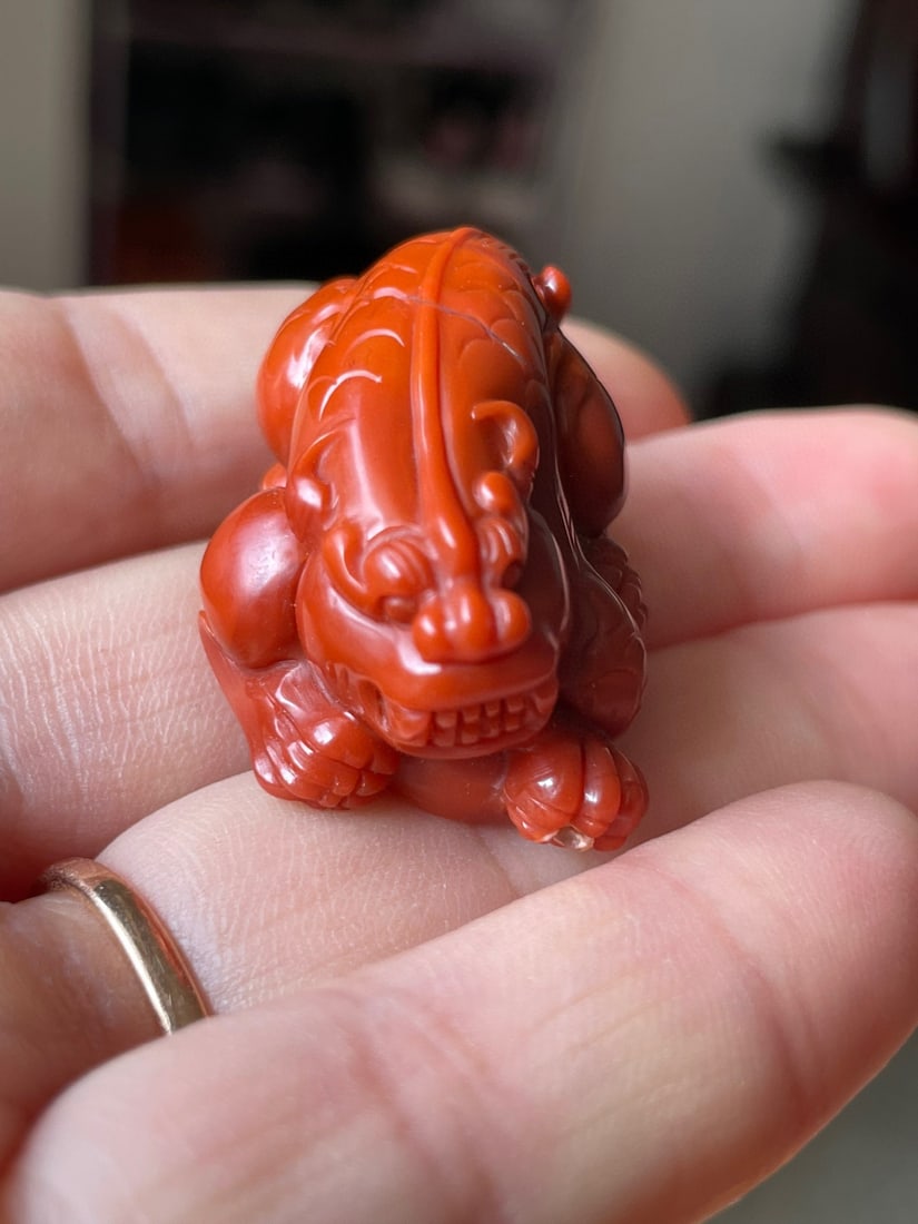 Chinese Natural Nanhong Agate Carved Pixiu Pendant: Title: Chinese Natural Nanhong Agate Carved Pixiu Pendant Date/Period: After2024 Origin: Chinese Dimension: 33x23x21(mm) 1.30x0.91x0.83(inches) Weight 0.04 lbs/19.4g Materials: Agate Reserve: $199.00